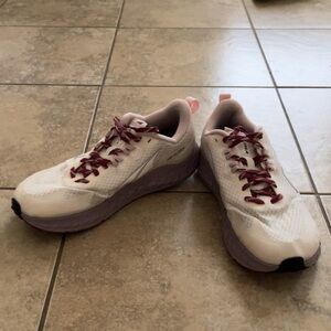 Women’s Altra paradigm athletic shoes size 10